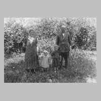 057-0079 Neu Ilischken - Fritz und Minna Mueller mit ihren Toechtern Dorothea und Christel.JPG
